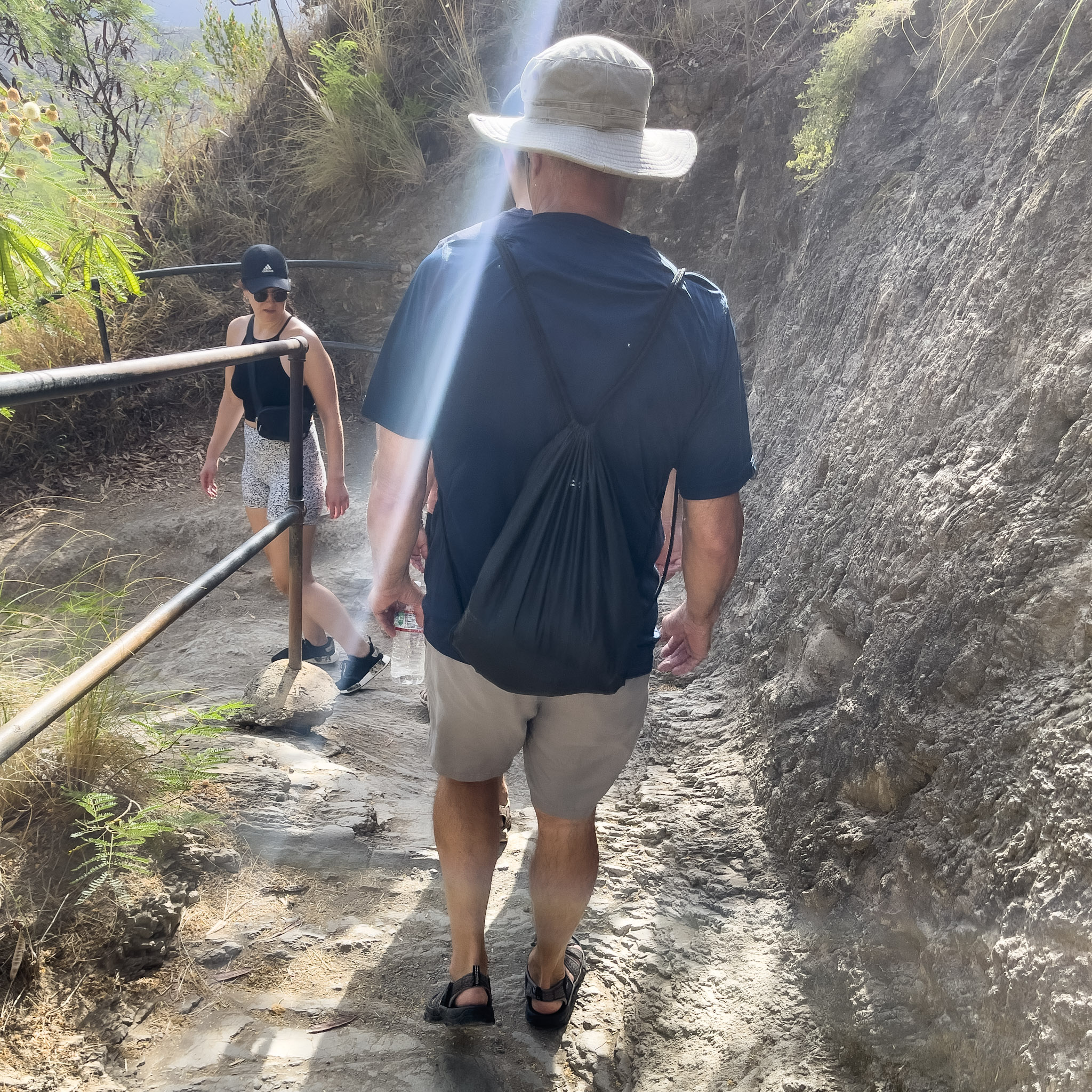 ダイヤモンドヘッド登山をするローカル登山者の服装と持ち物の例