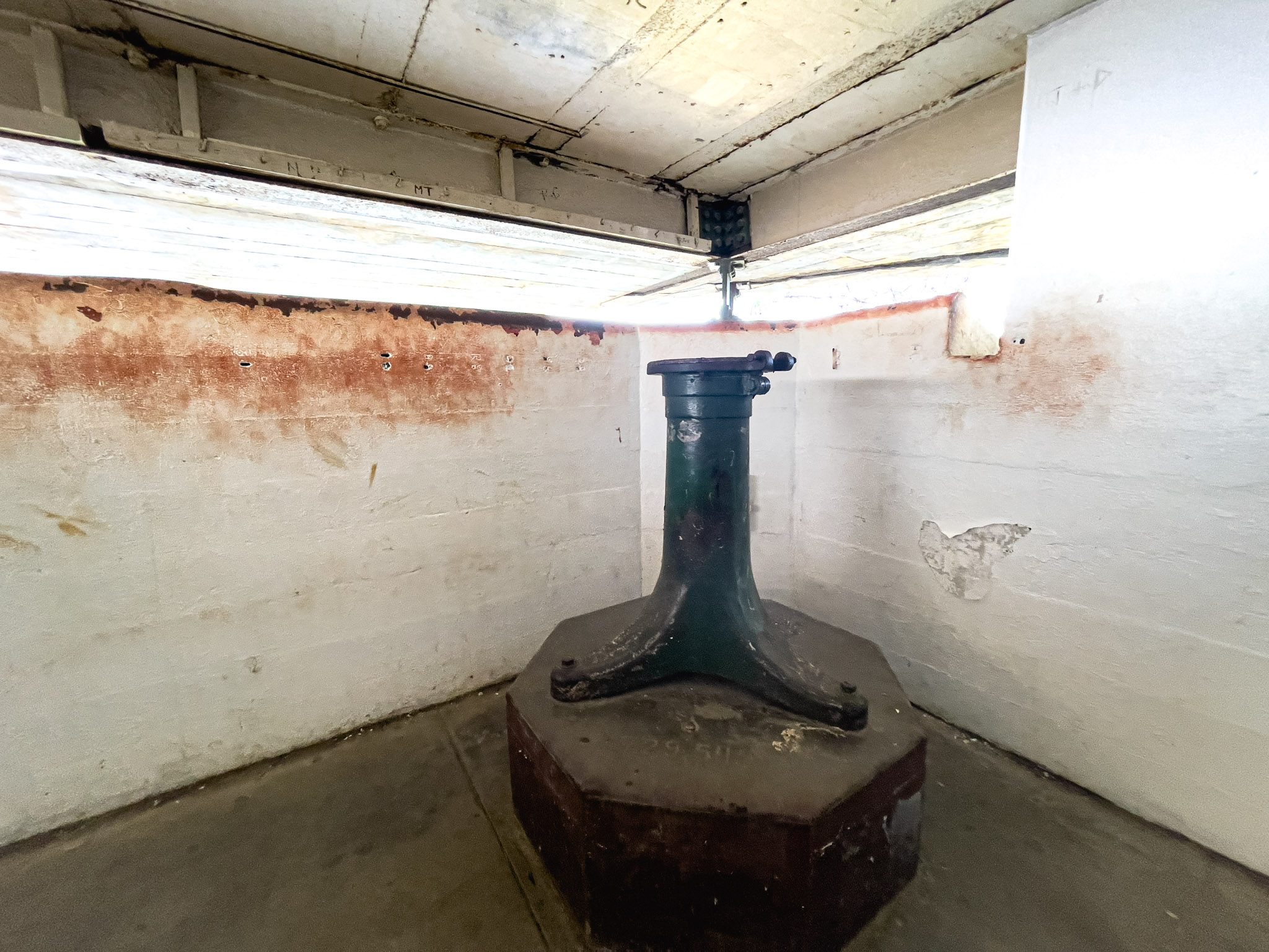 ダイヤモンドヘッドに残る軍事施設跡のピルボックス内部