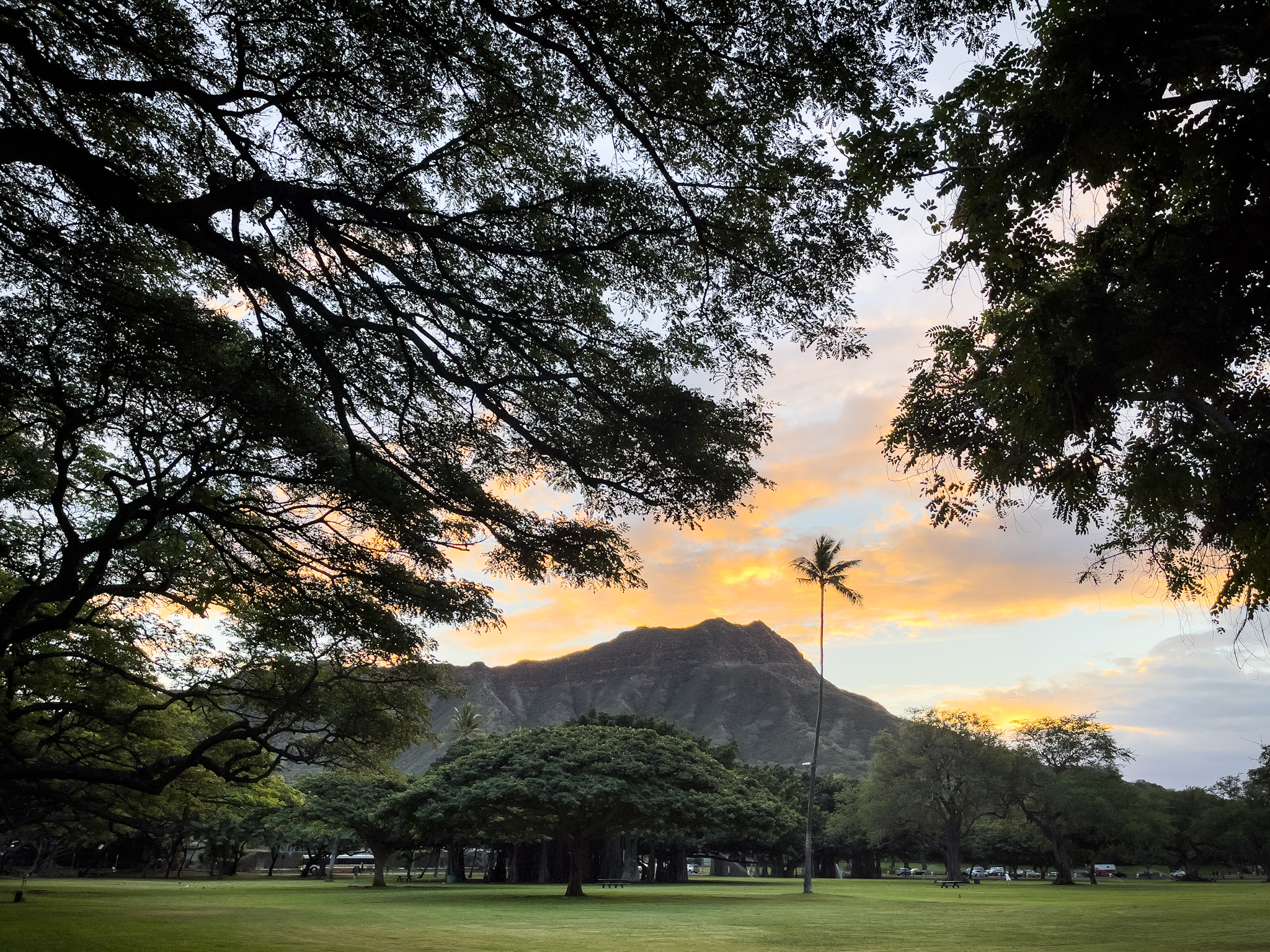 朝焼けに照らされたダイヤモンドヘッド・サミット・トレイル全体の景色