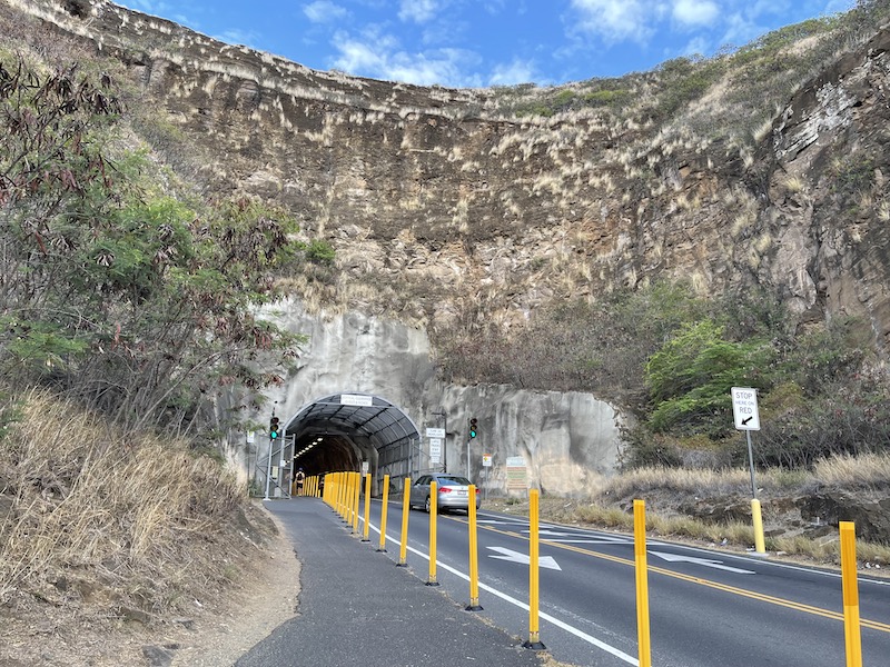 ダイヤモンドヘッドへ入る前のトンネル