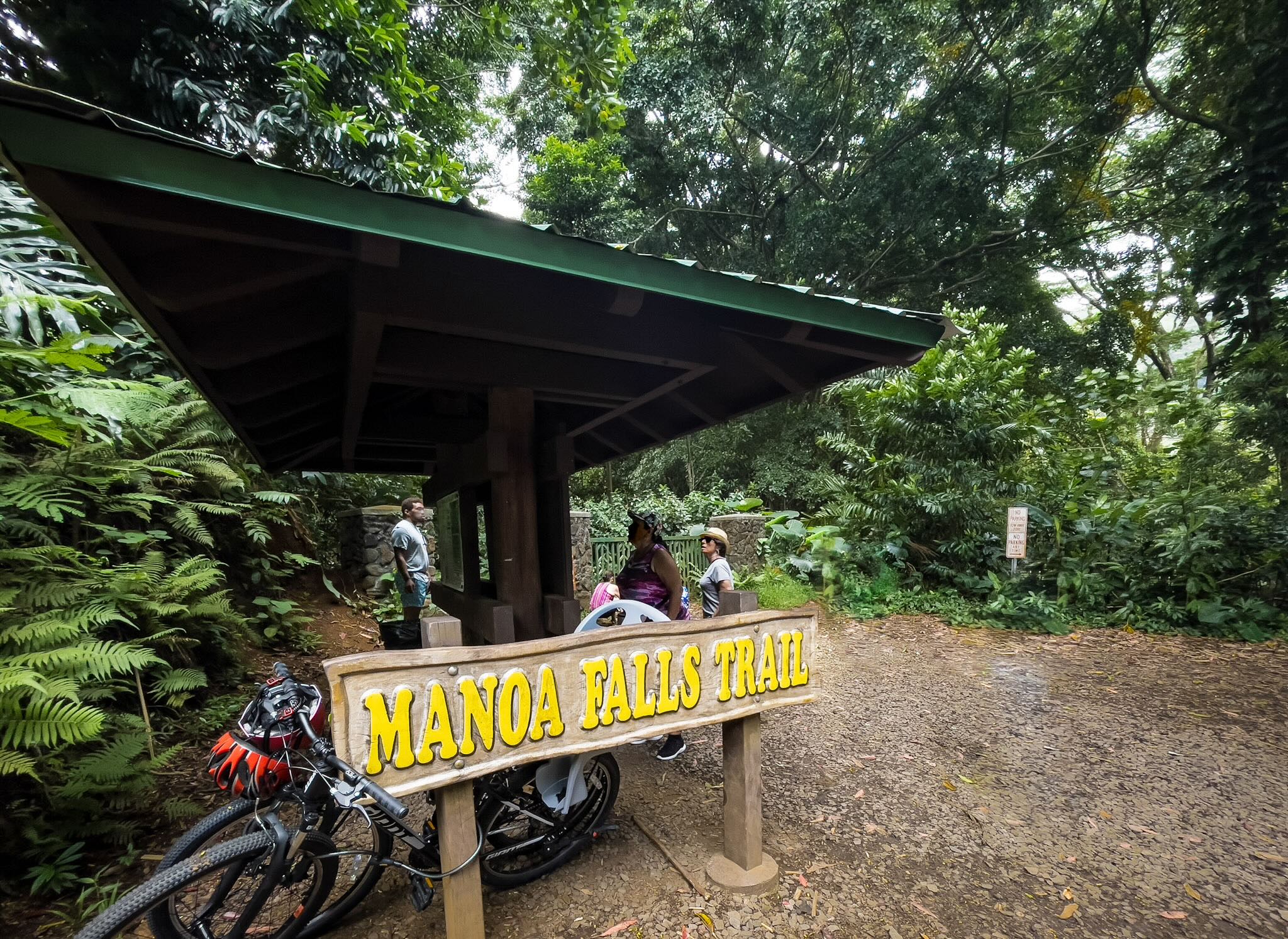 マノア・フォールズ・トレイルの入口と案内マップ