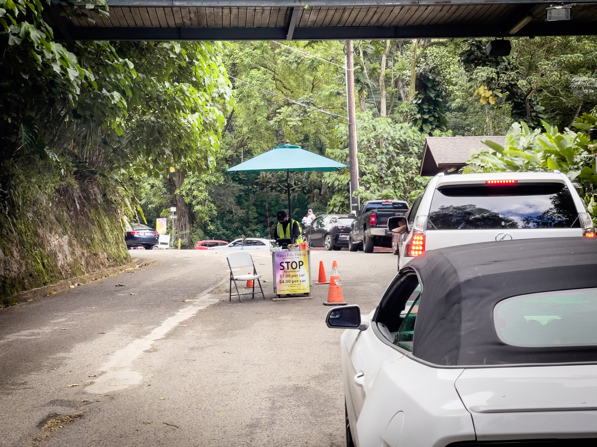 マノア・フォールズ・トレイル駐車場入口の料金ブースに並ぶ車の様子
