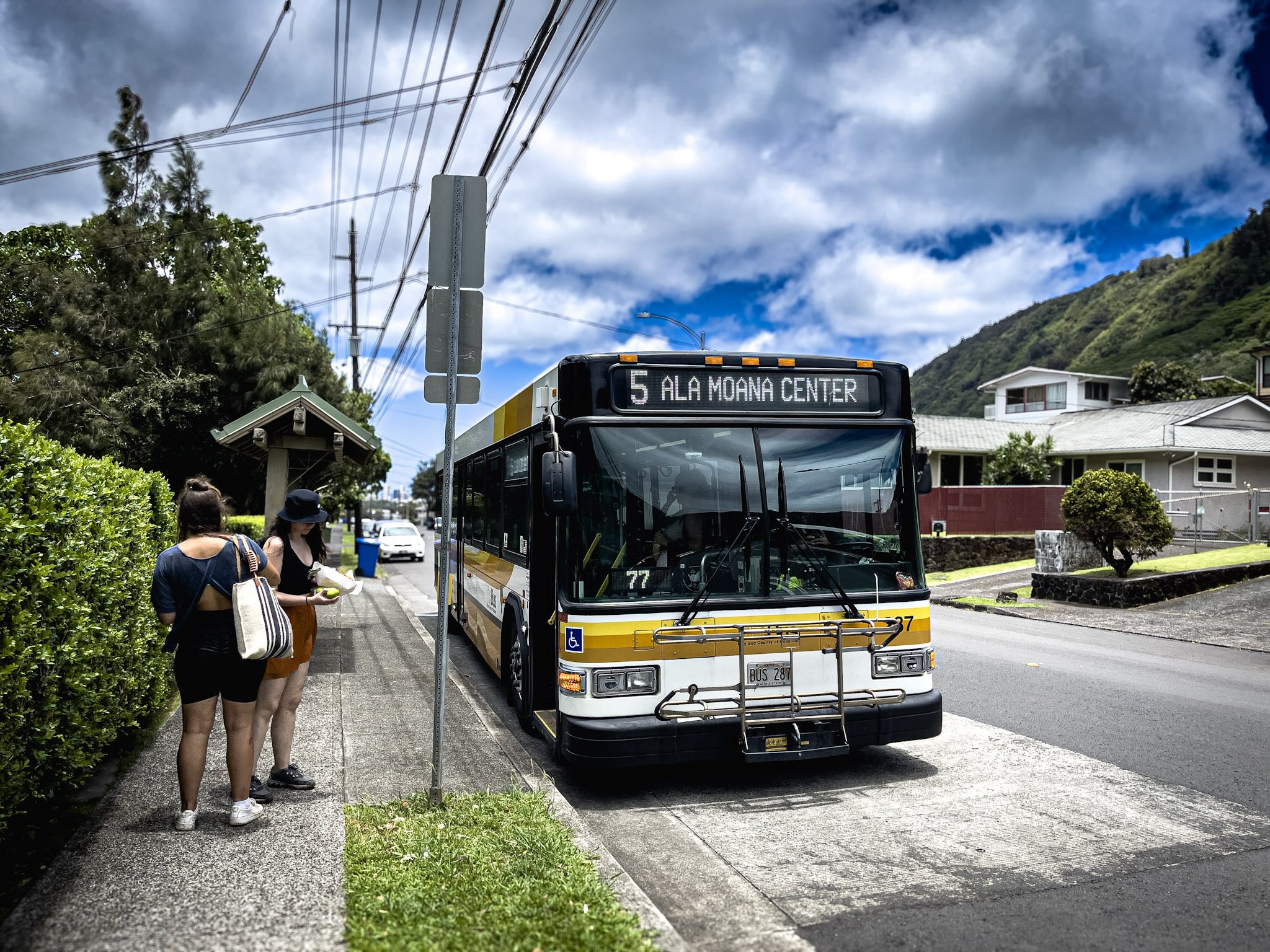 TheBusルート5でマノア・フォールズ・トレイルへ向かう観光客とバス停の様子