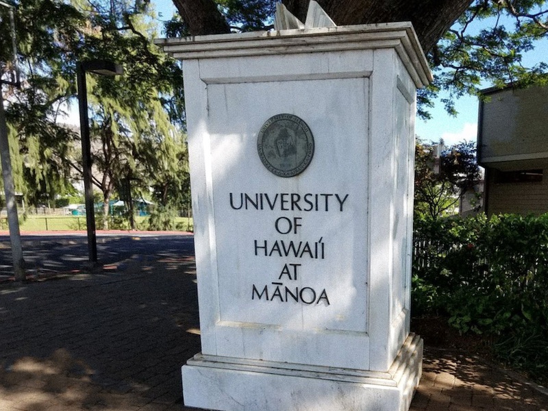ハワイ大学マノア校正門