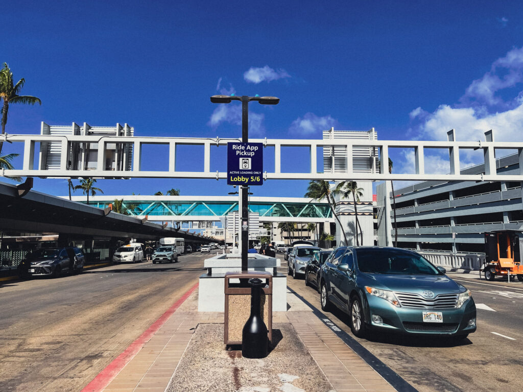 ホノルル空港の到着エリアで車が待機している様子