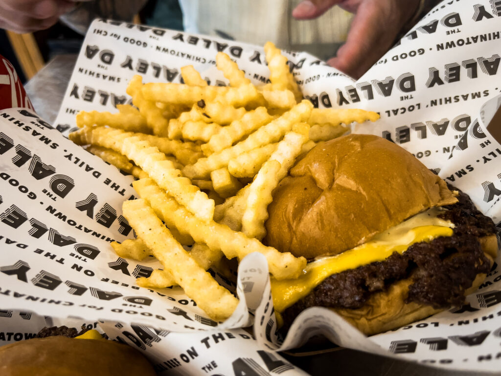 ホノルル・チャイナタウンのスマッシュバーガー店「The Daley」のダブルバーガーとフライ