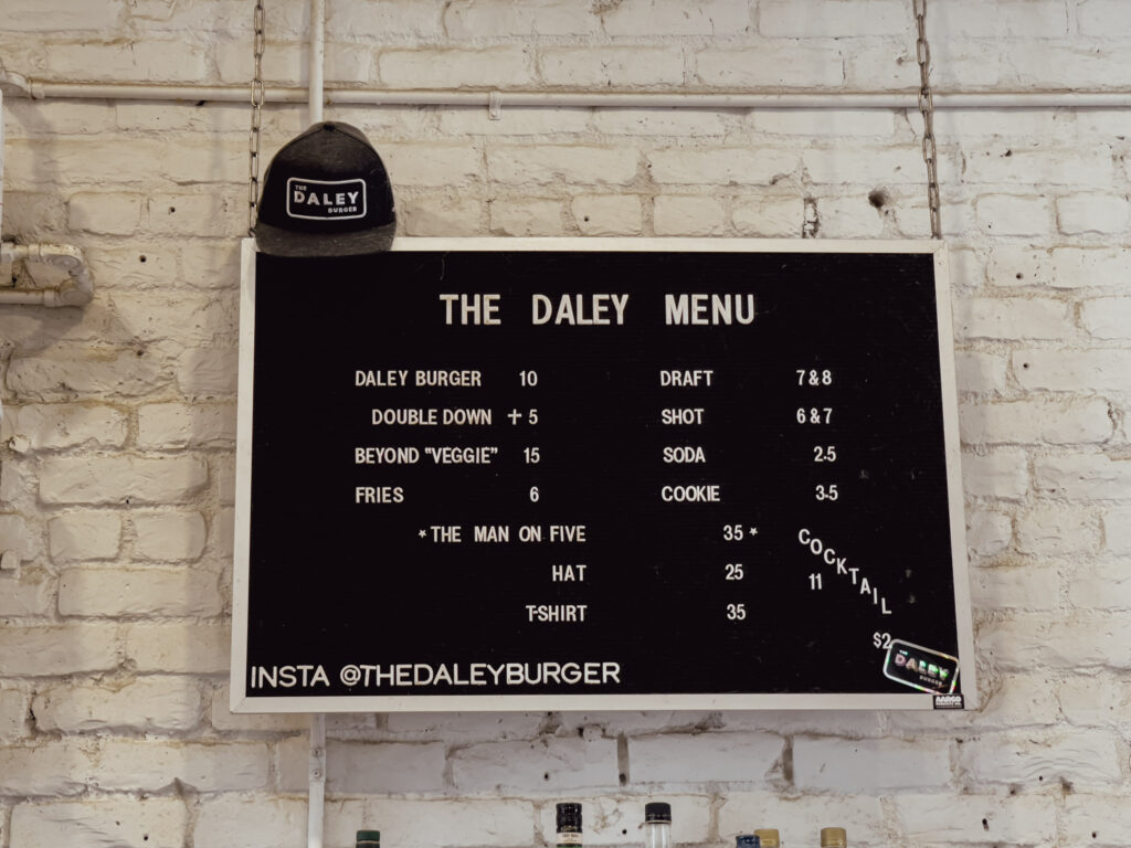 ホノルル・チャイナタウンのスマッシュバーガー店「The Daley」のレジ上に掲示されたメニュー