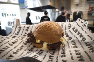 【ハワイ到着日グルメ】チャイナタウンのスマッシュバーガー「The Daley」