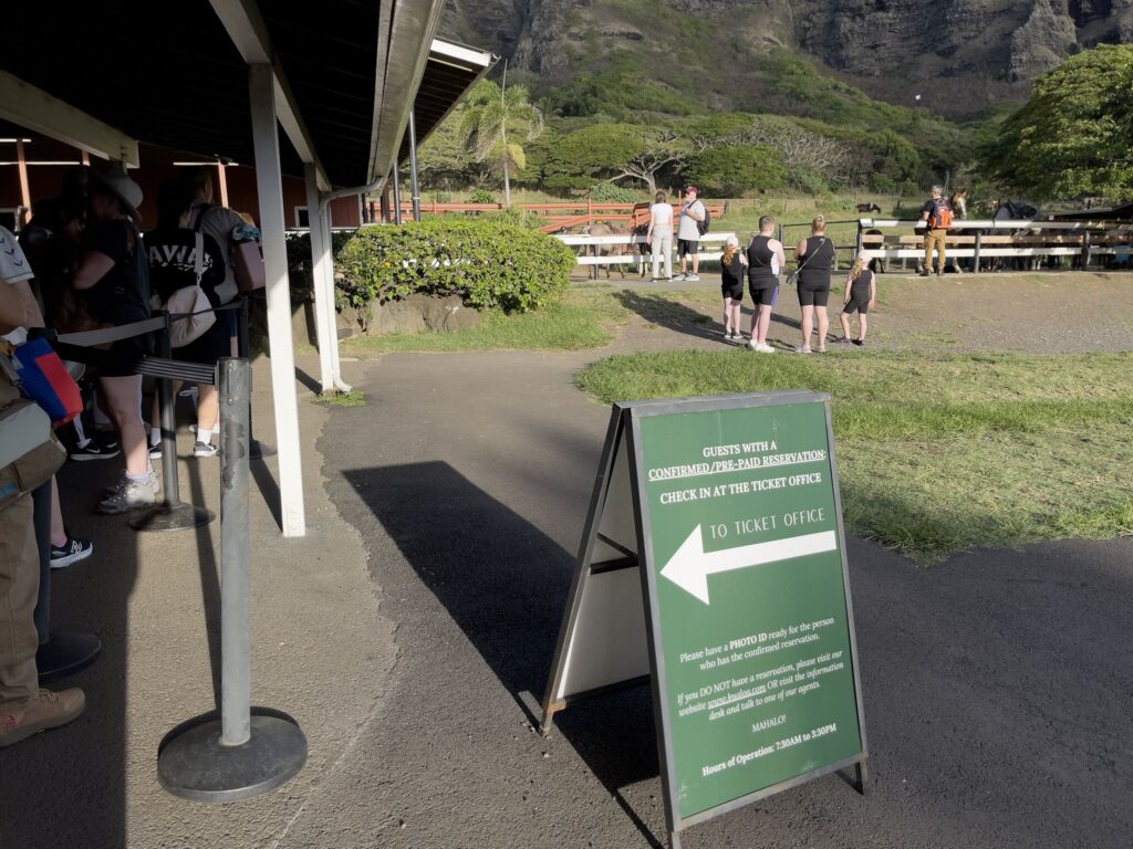 クアロア・ランチでチェックインの列に並ぶゲストと、支払い済みゲスト向け案内看板