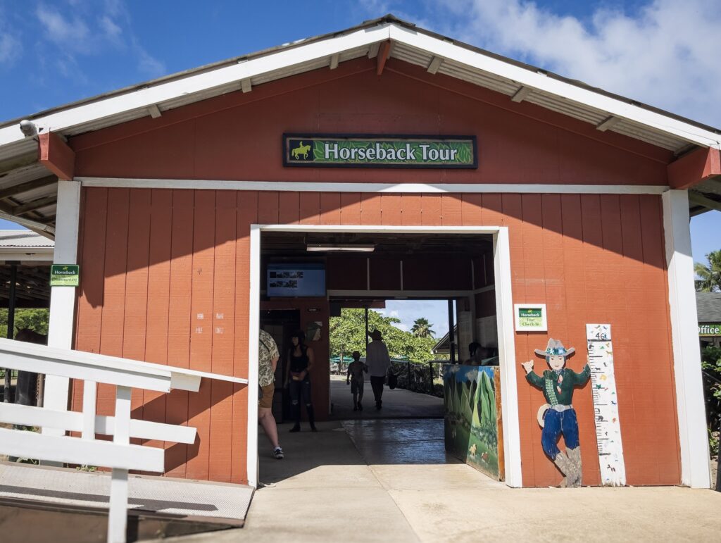 クアロア・ランチの乗馬ツアー集合場所(Horseback Tour) クアロア・ランチの乗馬ツアー集合場所となっている馬舎の正面。Horseback Tourの看板が掲げられている