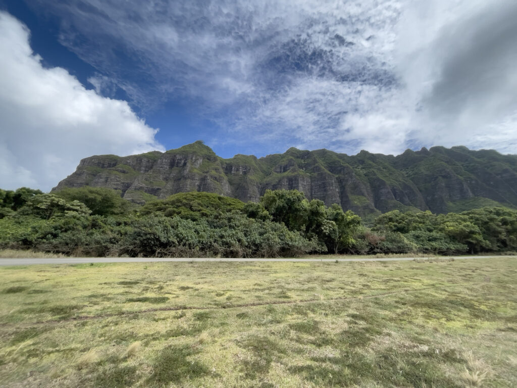 クアロア・ランチの広大な平原と、目の前に連なるコオラウ山脈の岩肌