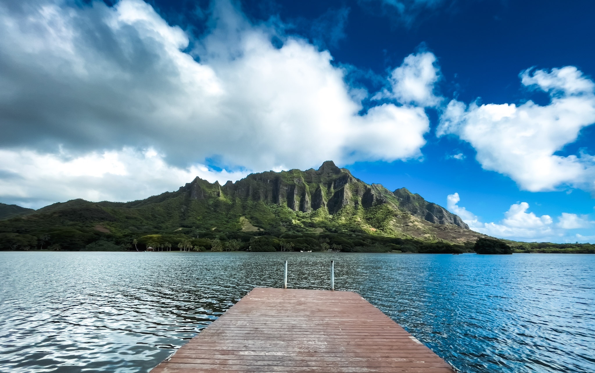 クアロア・ランチのシークレットアイランド桟橋から見た、雄大なコオラウ山脈
