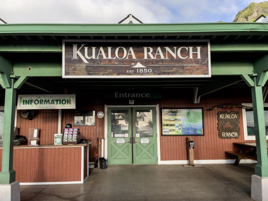 1850年から続く歴史を感じさせる、クアロア・ランチの静かな入口