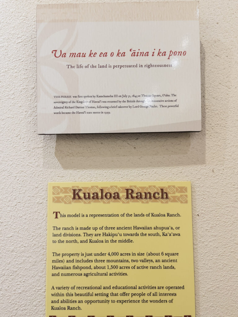 ハワイ州のモットー「Ua mau ke ea o ka ʻāina i ka pono」と、クアロア・ランチの土地について説明した展示