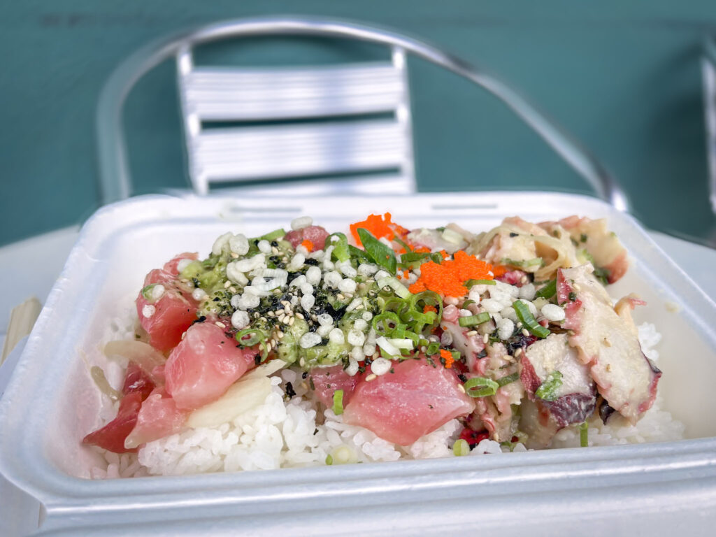 Off The Hook マノアで注文したレギュラーコンボのポケ マグロとタコ