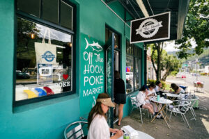 マノア・フォールズ・トレイル後、Off The Hookでポケを1皿シェアした朝