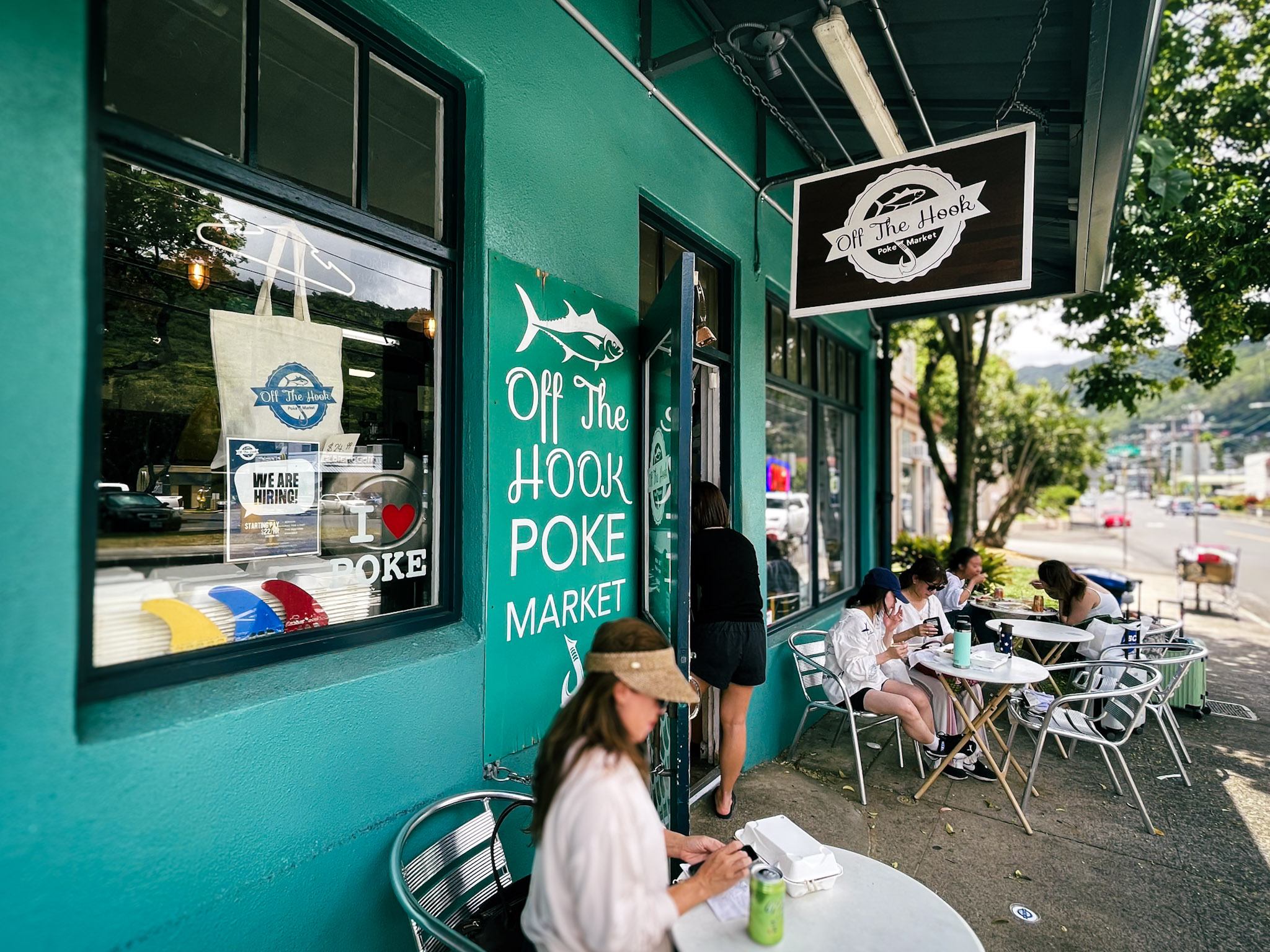 マノアにあるOff The Hook Poke Marketの店舗前の様子