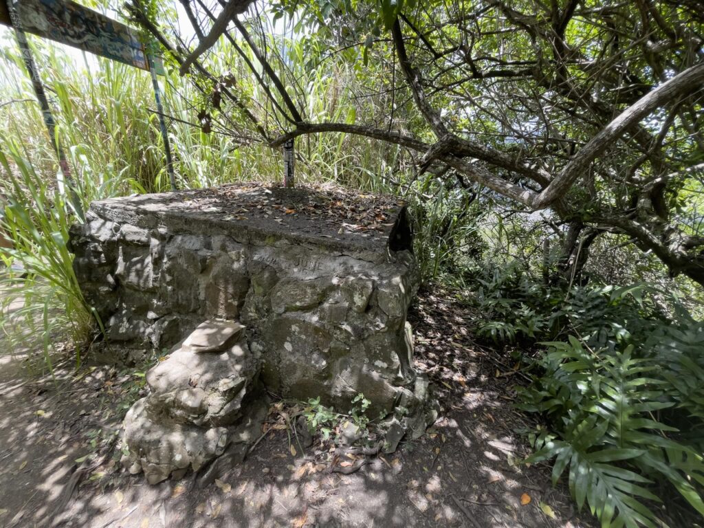 プウ・マエリエリ・トレイル頂上付近の木々の中に残る、軍事施設として造られたピルボックス。