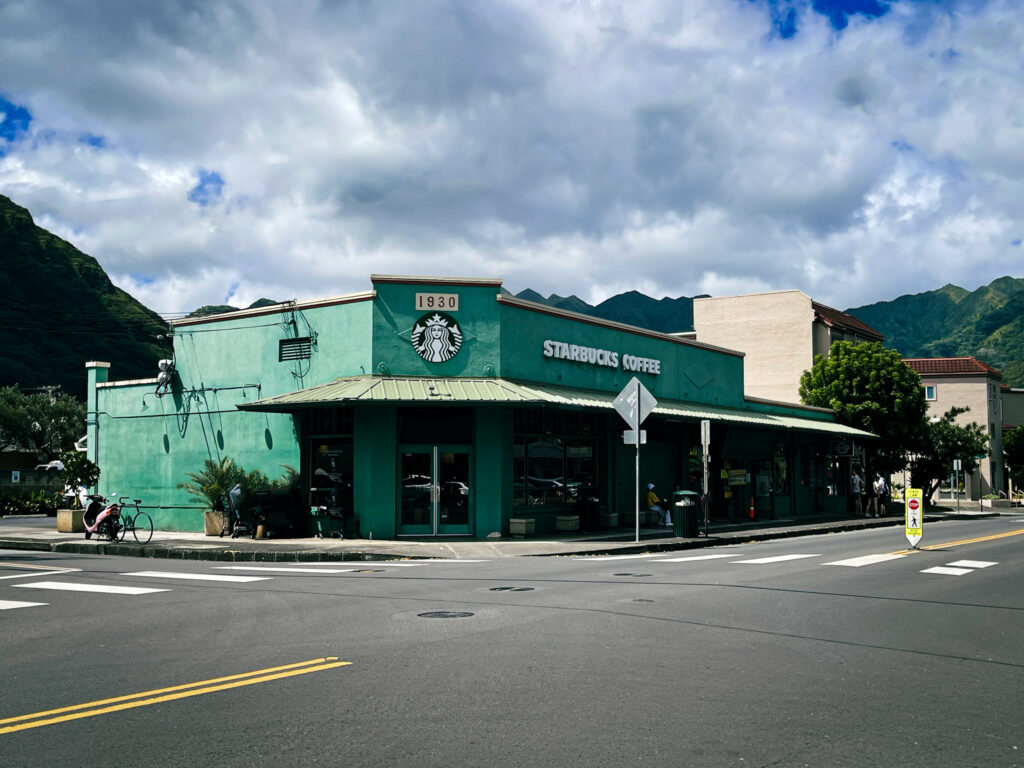 マノアにある緑に囲まれたスターバックスの外観