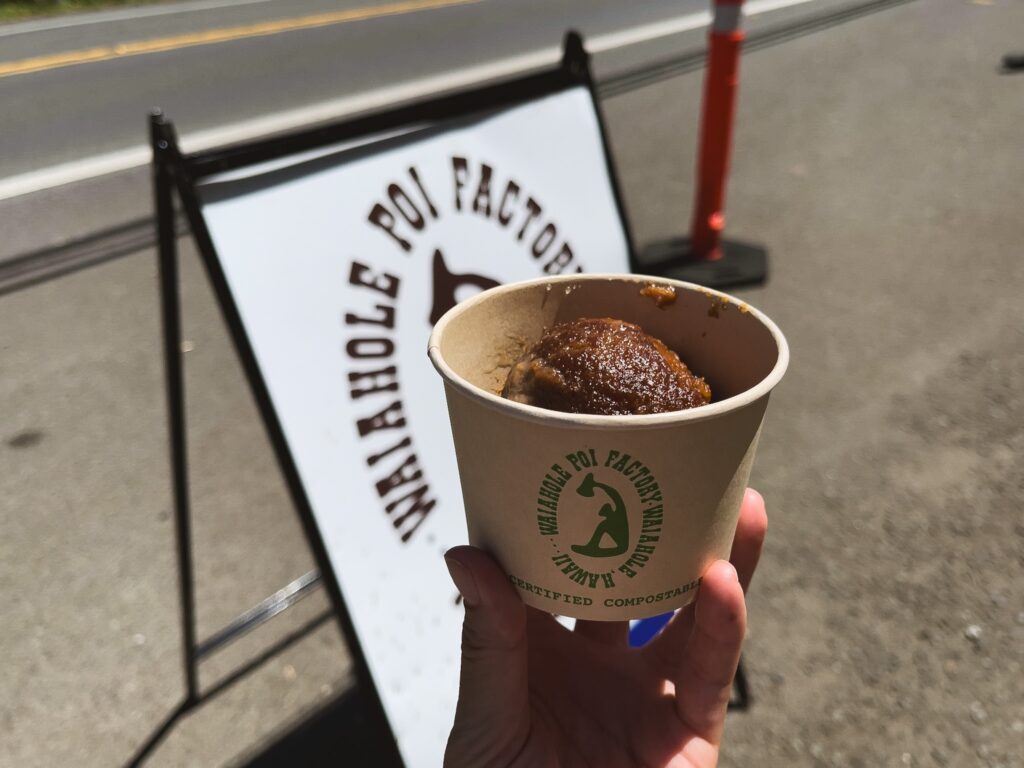 スイート・レディ・オブ・ワイアホレ ワイアホレ・ポイ・ファクトリー名物のデザート「スイート・レディ・オブ・ワイアホレ」を手に持った様子