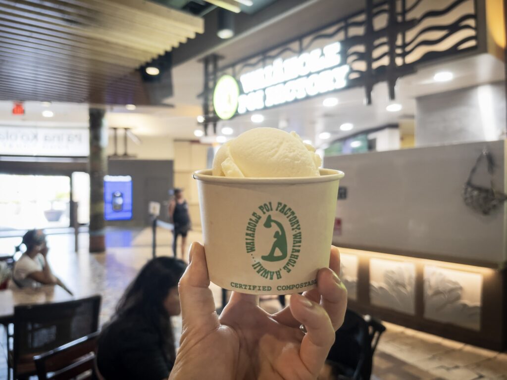 Waiahole Poi Factory のデザート「スウィート・レディ・オブ・ワイアホレ」。ココナッツのハウピアアイスの下に、クロロが入っている。