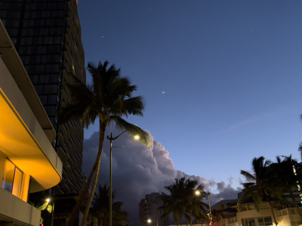 ブルーアワーのワイキキに広がる雲と、街灯に照らされた街並み